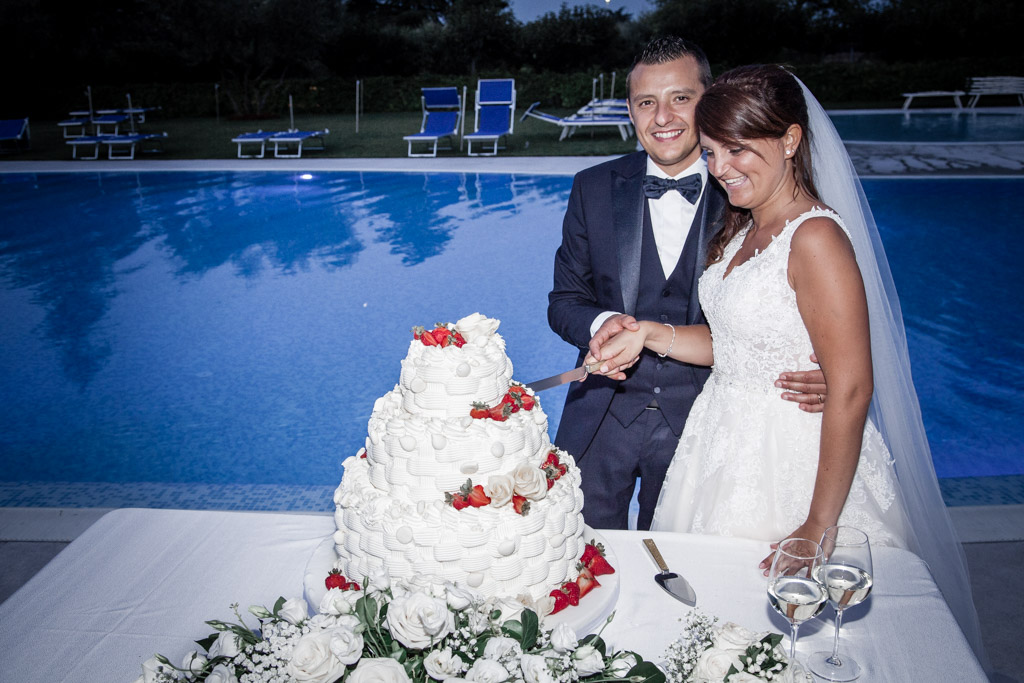 taglio della torta nuziale in piscina a Villa Quaranta Tommasi Wine Hotel & SPA